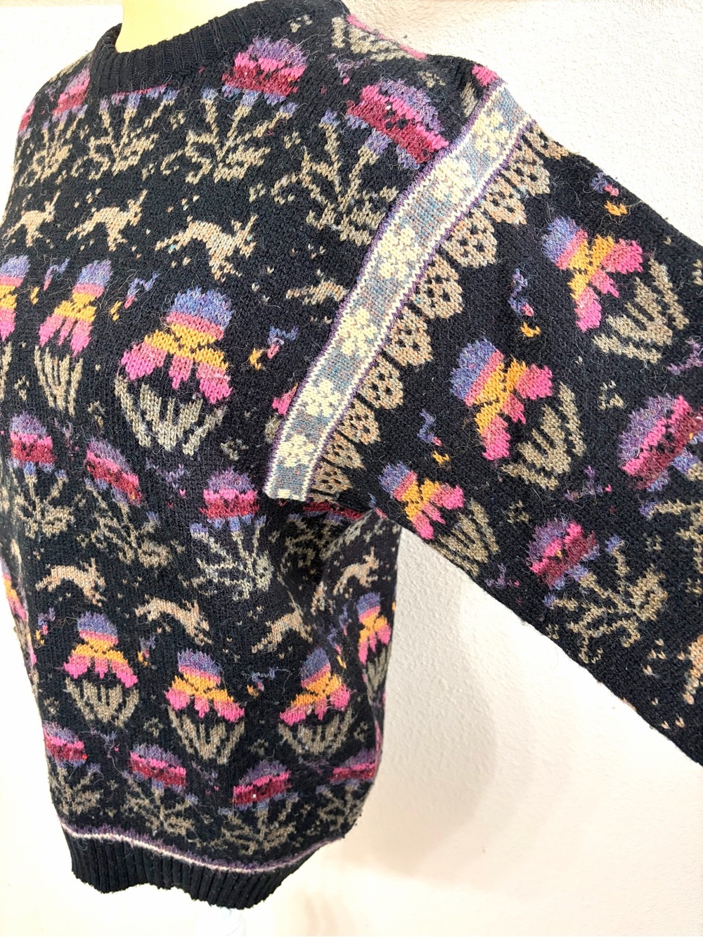 Vintage Floral Bunny Pattern Crewneck Sweater Medium - Picture 4 of 9
